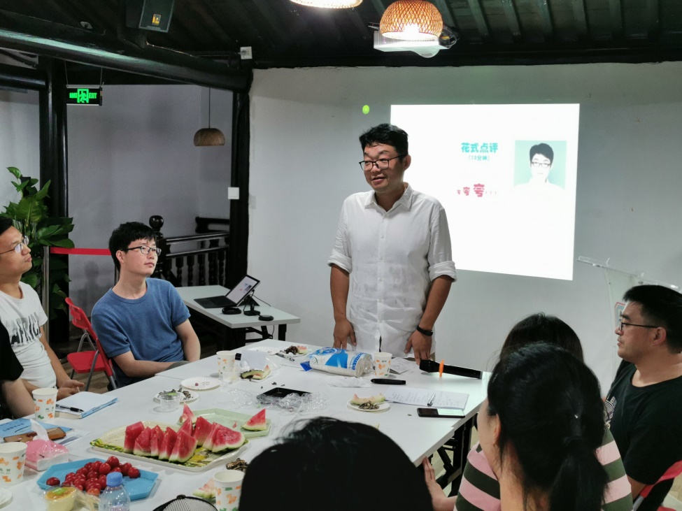 圖3.書友認真聆聽王煒老師的指導.jpg 圖3.書友認真聆聽王煒老師的指導.jpg